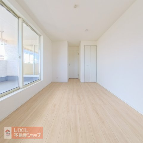 【洋室】2階の洋室は南向きで日当たり、風通しもよく心地よい自分だけの空間に。バルコニーへ直接行けます。