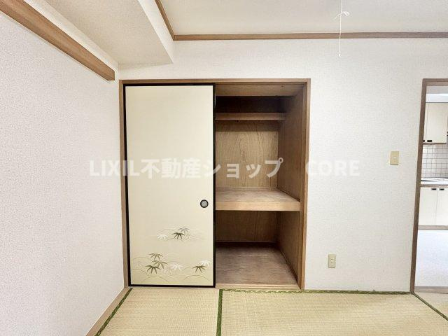 奥行きもあるので、収納ボックスをそのまま押入れの中へ。部屋にものが出ずスッキリ。