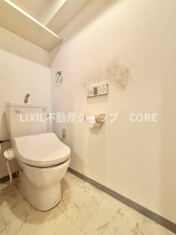 見た目もスッキリとしたデザインのトイレには温水洗浄暖房便座付き。