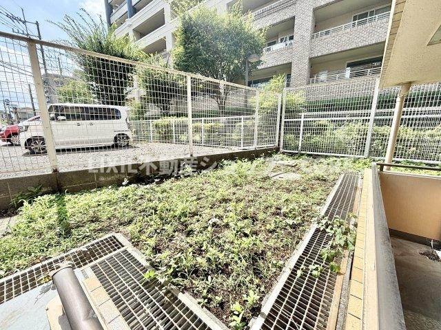 ガーデニングや家庭菜園等楽しめる広々とした専用庭付きのお部屋です。