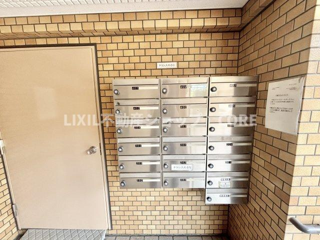 エントランス付近に設置されている郵便受けになります。