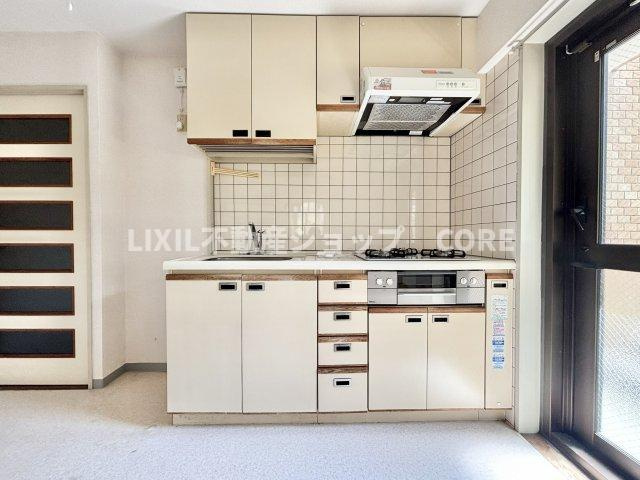 沢山の調理器具や調味料が収納でき、大きな流しもついてます　毎日のお料理が楽しみです。