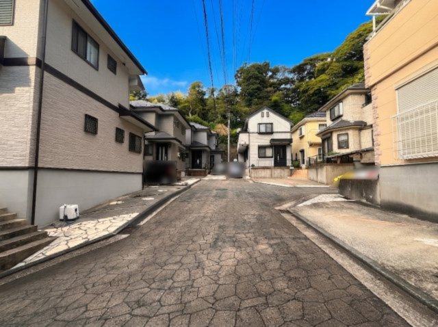 前面道路。北側道路（幅員約5m）です。