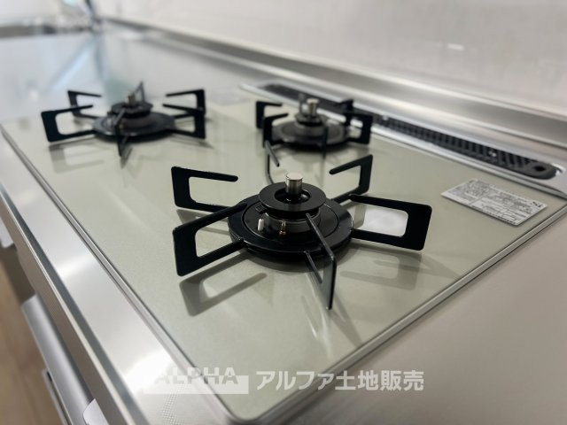 【gas　stove】◆ガスコンロ◆使い勝手に配慮されたガスコンロを備えたキッチン。火力調整がしやすく、毎日の調理がスムーズに進み、家事の時間を心地よく支えてくれます