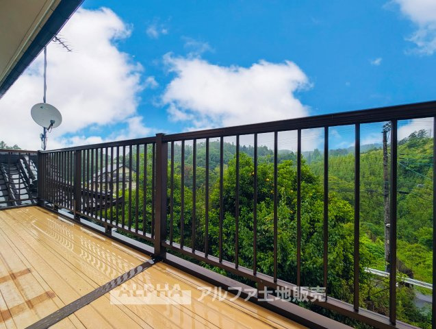 【Balcony】◆バルコニー◆日当たりの良いバルコニーは、洗濯物がよく乾くだけでなく、外の空気を感じながらひと息つける場所。暮らしに心地よい余白をもたらします。