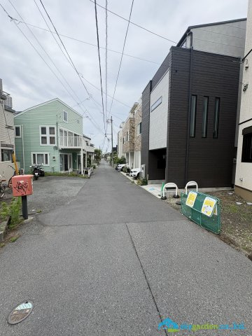 前面道路含む現地写真です