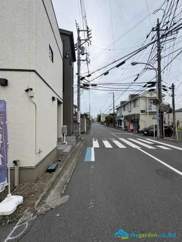 前面道路含む現地写真です
