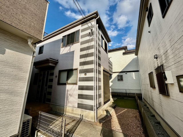 全居室に収納がある4LDK！キッチン・洗面・浴室がまとまった水回り動線で、家事の移動もスムーズです。リビングを通って階段へ、家族が顔を合わせやすい間取りです。