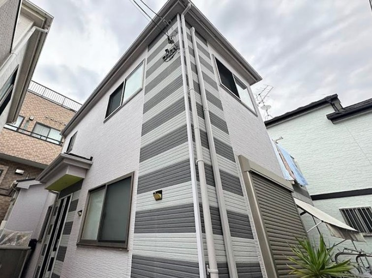 全居室に収納がある4LDK！キッチン・洗面・浴室がまとまった水回り動線で、家事の移動もスムーズです。リビングを通って階段へ、家族が顔を合わせやすい間取りです。