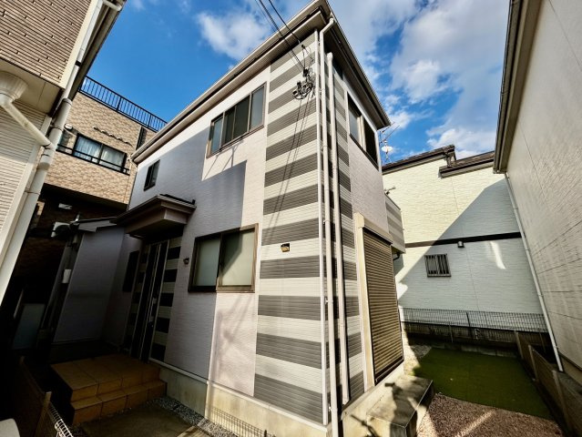 全居室に収納がある4LDK！キッチン・洗面・浴室がまとまった水回り動線で、家事の移動もスムーズです。リビングを通って階段へ、家族が顔を合わせやすい間取りです。