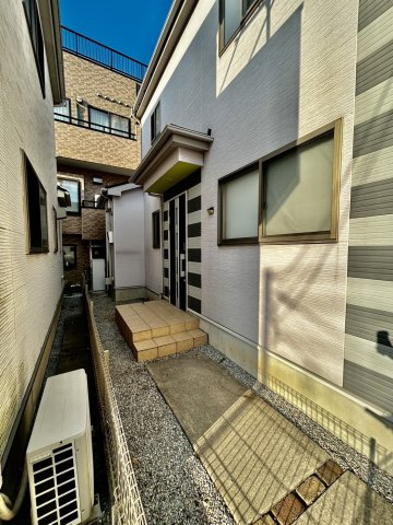 全居室に収納がある4LDK！キッチン・洗面・浴室がまとまった水回り動線で、家事の移動もスムーズです。リビングを通って階段へ、家族が顔を合わせやすい間取りです。