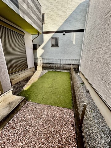 全居室に収納がある4LDK！キッチン・洗面・浴室がまとまった水回り動線で、家事の移動もスムーズです。リビングを通って階段へ、家族が顔を合わせやすい間取りです。