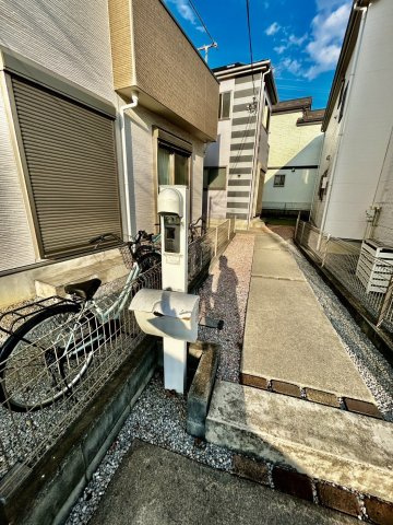 全居室に収納がある4LDK！キッチン・洗面・浴室がまとまった水回り動線で、家事の移動もスムーズです。リビングを通って階段へ、家族が顔を合わせやすい間取りです。