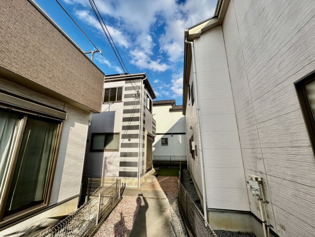 全居室に収納がある4LDK！キッチン・洗面・浴室がまとまった水回り動線で、家事の移動もスムーズです。リビングを通って階段へ、家族が顔を合わせやすい間取りです。