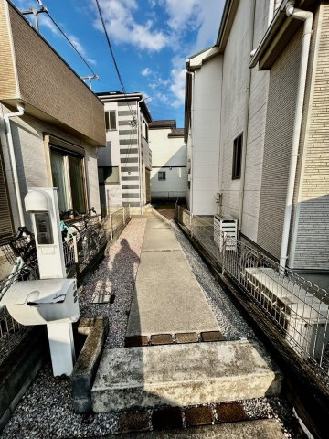 全居室に収納がある4LDK！キッチン・洗面・浴室がまとまった水回り動線で、家事の移動もスムーズです。リビングを通って階段へ、家族が顔を合わせやすい間取りです。