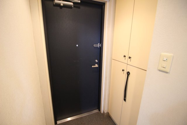IHクッキングヒーター、深夜電力で沸かしてお湯を供給する電気温水器、3階角部屋、2面に窓がついてます