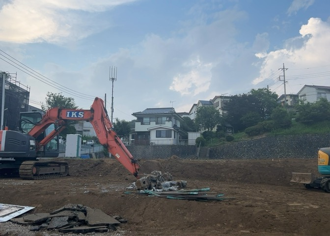 土地の面積＝住宅面積ではありません。建ぺい率の問題などで、土地のある場所によって住宅を建てられる面積は限られています。高さもしかり、「土地」という言葉の中には、建築条件も含まれると考えておきましょう。