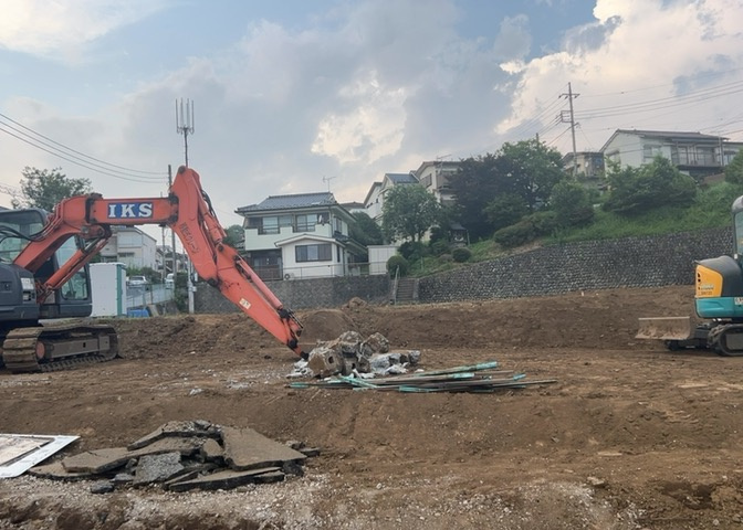家を建てる場合、方位は要チェックです。現実的に日当たりのよい家ならばリビングは南側、建築基準法でも北側に当たる家への配慮は求められています。土地を見学に行く際は、方位磁針を持って行くようにしましょう。
