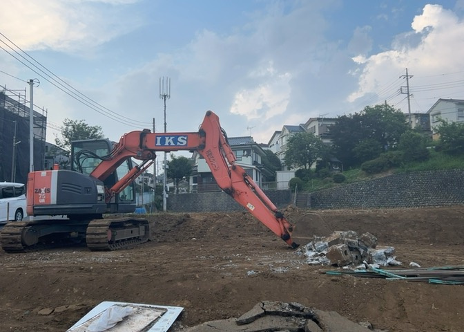 土地の前の道路に消火栓が設置されていることがあります。この場合、道路交通法第45条第1項により、駐車禁止の場所が指定されています。そのため、車庫などの駐車スペースをつくることができない場合があります。
