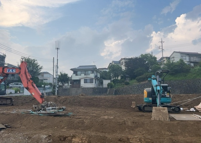 現地に行くなら、物件の周囲の地形がどうなっているかを見ることも大切です。周辺より低くなっている土地では、大雨などで水が集まりやすいため、地盤が弱くなっているということも考えられるため、注意が必要です。