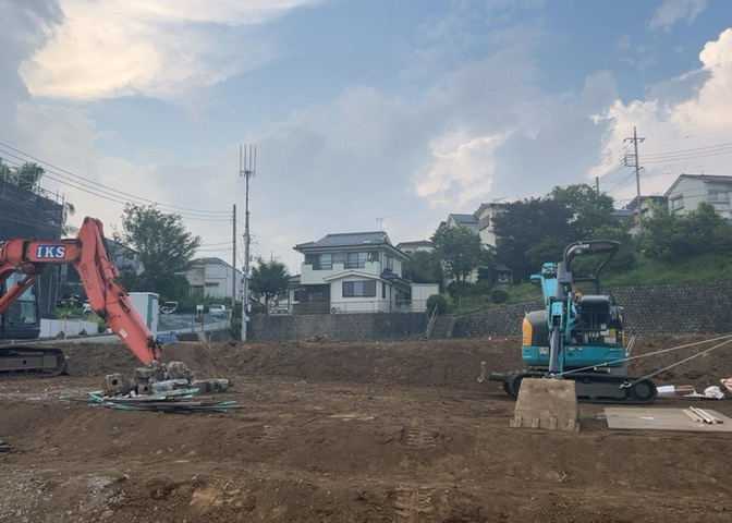 土地購入を検討されている場合、境界杭がない状態で購入してしまうと境界確定測量をする必要があり、費用がかかります。購入の前に、売主、隣土地所有者立ち合いのもと境界を確定し境界杭を設置するのがベストです。