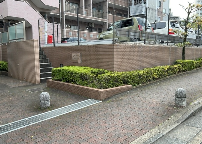 物件によっては、入居者が個人的に使用できる専用庭がついているものもあります。また、住宅の中にある土間の部分を庭と呼ぶこともあります。庭の用途は住む人によって変わり、それによってデザインもさまざまです。