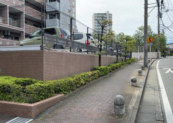 中庭（パティオ）とは、一つの建築物の内部に設けられた、壁などで囲われている庭のことを指します。コの字型、ロの字型が主流ですが、L字型の中庭もあります。最近では、インテリア性の高さからも人気があります。