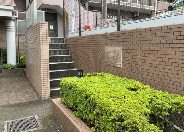 マンションのエントランスには、もともと風よけや防犯の役割がありますが、マンションによって宅配ボックスなどの設備が備わっている所もあります。日々の生活をイメージしながら生活しやすさをチェックしましょう。
