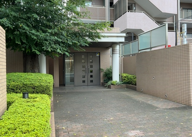 受付はマンションコンシェルジュがいる場合もあれば、管理人が滞在する小部屋を総称して呼ぶことがあります。主にエントランスに設置されていることから、防犯面でも期待ができます。防犯設備がない場合はより安心！