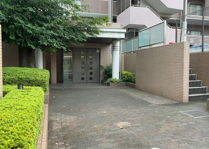 エントランス付近に設置されている集合ポストは、住んでいる部屋と離れているため、ポストをあさるなど誰かに何かされていても被害に気づきにくいです。入居する時には他人に特定されにくい番号で鍵をかけましょう！
