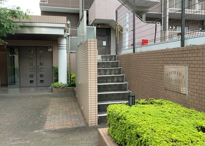 共用部分は、一棟の建物に住む区分所有者全員が共同で所有するとし、共用部分の管理、補修などは、区分所有者で形成される管理組合が行います。個人の判断で勝手に変更することはできませんので覚えておきましょう。