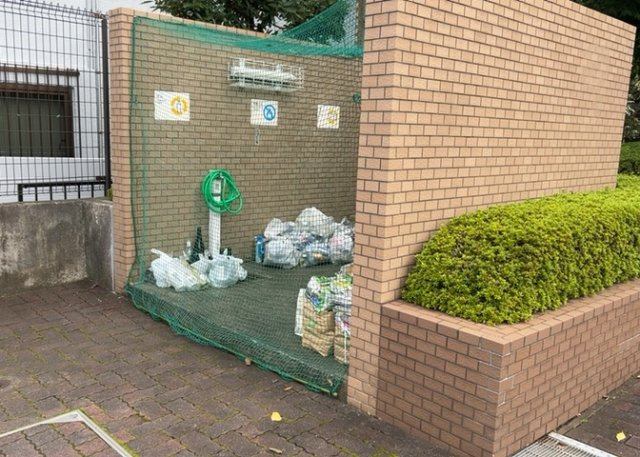 共有部分は、住民なら誰もが使える設備のこと。例えば駐車場やエレベーター、インターネット設備、セキュリティ設備などがあります。他にも、マンションの廊下・外部階段やエントランス・ゴミ置き場などがあります。