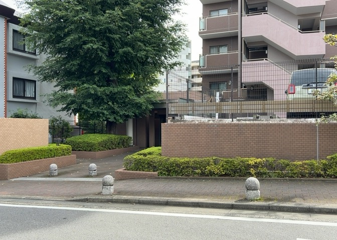 道幅が広い場所は日当たりや風通が良好です。幅が広いのですれ違いも可能ですし大きな車でも駐車可能！一方で、大型車が通ることも多くなるため交通量の増加により騒音に繋がります。また土地の値段が高くなります。