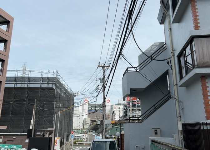 眺望を気にして物件を探す場合、前面に建物が建っていないか現地で確認しましょう！前面に建物があると景色はもちろん、日当たりや風通しにも影響が出てきます。住んだ時のことを想像しながら現地見学をしましょう。