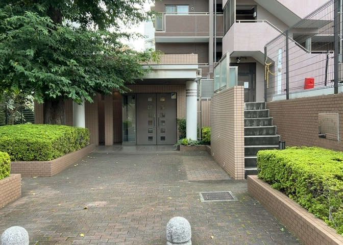 玄関は家の顔でもあり、家族以外の目にも止まる場所です。玄関は外との間を仕切る扉、靴などをしまっておく収納スペース、靴脱ぎのたたきスペース、来客とのやり取りをするドアホンなど複数のアイテムからなります。