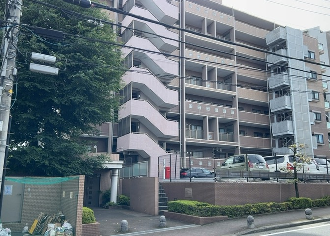 外観はマンション管理がされているかの目安になります。築年数が古いと、壁面は劣化してひび割れが生じることも！建物が古びていても細かいところが修繕されていると、きちんと管理されているなぁと感じるでしょう。