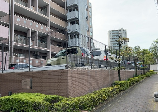 駐車場と明記されていても、最小スペースでつくられた駐車場だと大型車は駐車できなかったり、出入りしにくくなったりする可能性があります。お車のサイズと購入したい物件の駐車場のサイズを現地で確認しましょう。
