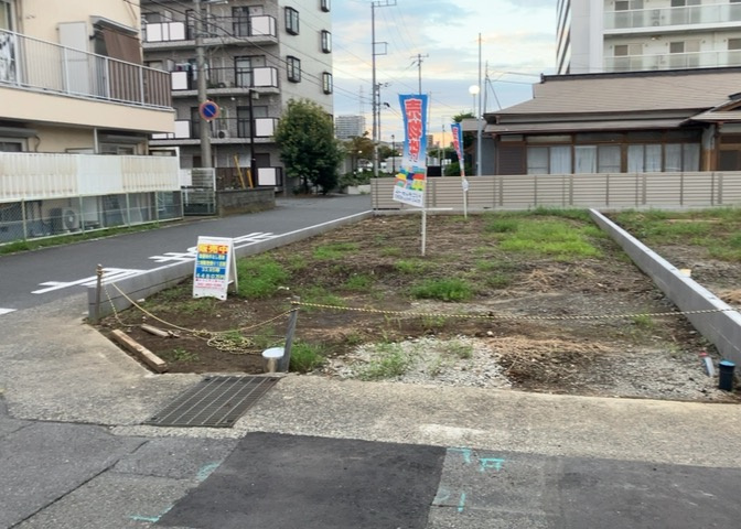 土地の面積＝住宅面積ではありません。建ぺい率の問題などで、土地のある場所によって住宅を建てられる面積は限られています。高さもしかり、「土地」という言葉の中には、建築条件も含まれると考えておきましょう。