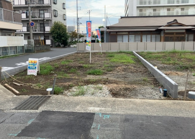 家を建てる場合、方位は要チェックです。現実的に日当たりのよい家ならばリビングは南側、建築基準法でも北側に当たる家への配慮は求められています。土地を見学に行く際は、方位磁針を持って行くようにしましょう。