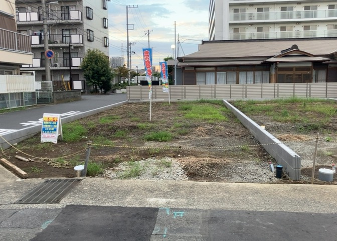 土地を買う際、住む地域の自治体や福祉の補助制度にも注目してみましょう。子供や老人の医療補助やゴミ出しのルールなど、自治体によってルールに大きな違いがあるため、暮らしやすい土地で判断するとよいでしょう。