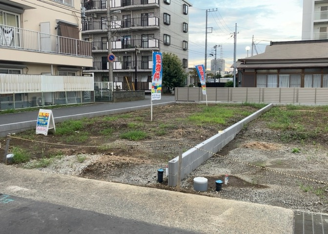 土地の前の道路に消火栓が設置されていることがあります。この場合、道路交通法第45条第1項により、駐車禁止の場所が指定されています。そのため、車庫などの駐車スペースをつくることができない場合があります。