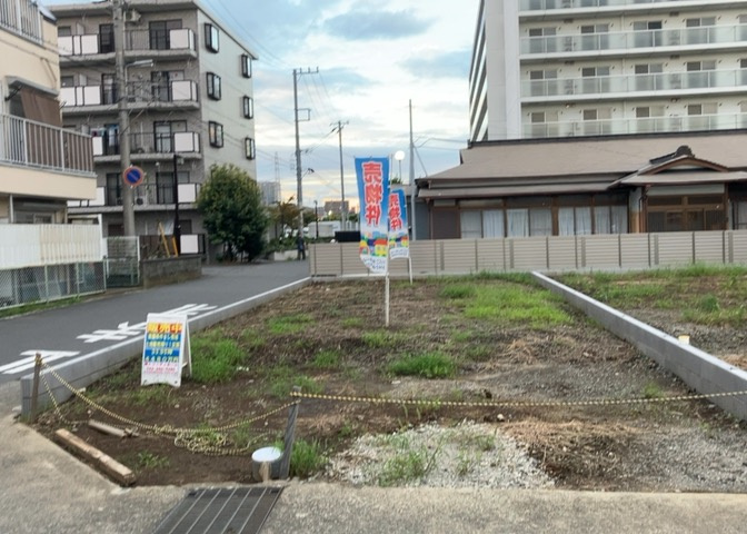現地に行くなら、物件の周囲の地形がどうなっているかを見ることも大切です。周辺より低くなっている土地では、大雨などで水が集まりやすいため、地盤が弱くなっているということも考えられるため、注意が必要です。