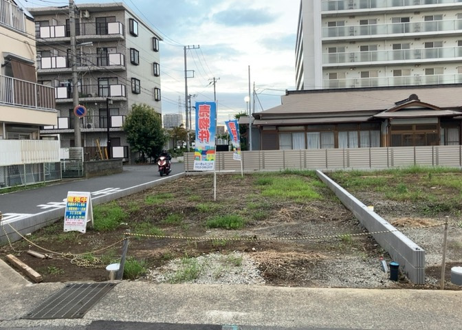 土地購入を検討されている場合、境界杭がない状態で購入してしまうと境界確定測量をする必要があり、費用がかかります。購入の前に、売主、隣土地所有者立ち合いのもと境界を確定し境界杭を設置するのがベストです。