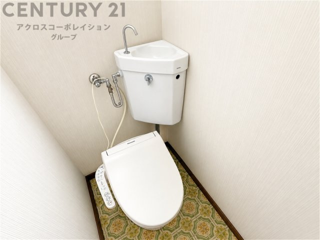 温水洗浄便座付きのトイレ。手洗いスペースも備わっており、使用後すぐに手を洗えて便利です。シンプルで使いやすく、毎日快適にお使いいただける空間です。