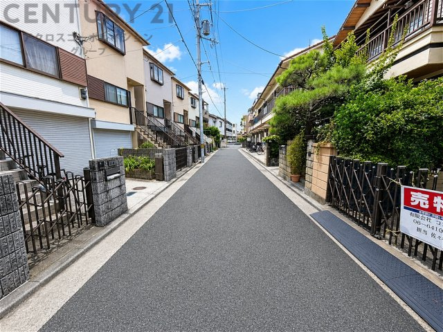 前面道路はすっきりとした印象の落ち着いた住宅街。周辺には戸建住宅が建ち並び、穏やかな住環境が魅力です。毎日の暮らしを心地よく支えてくれる住環境です。