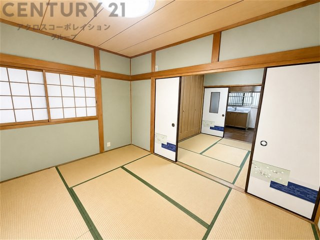 二間続きの和室は、襖を開放することで広々とした空間として利用可能。客間やお子様の遊び場、くつろぎスペースなど、ライフスタイルに合わせて多彩に活用できます。