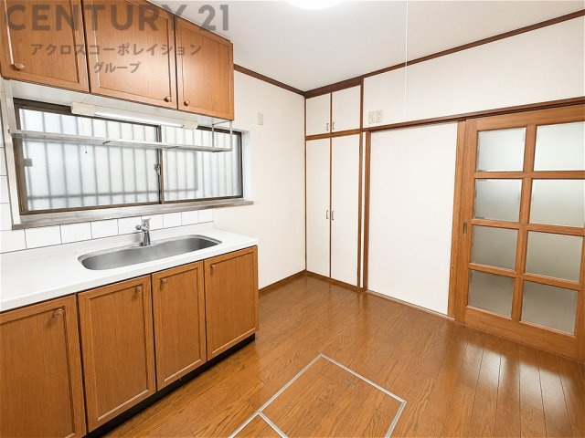 窓付きで明るく、使い勝手の良いキッチンスペース。豊富な収納で調理器具や食器もすっきり整理できます。木目を基調とした落ち着きのある空間で、毎日の家事も快適にこなせます。