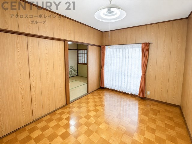木の温もりを感じる落ち着いた洋室。大きな窓から明るい光が差し込み、開放感のある空間です。隣接する和室と続き間としても使え、暮らしに合わせた多彩な使い方ができます。