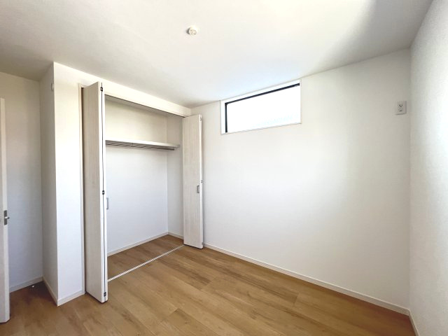 明るい洋室です　収納付き　