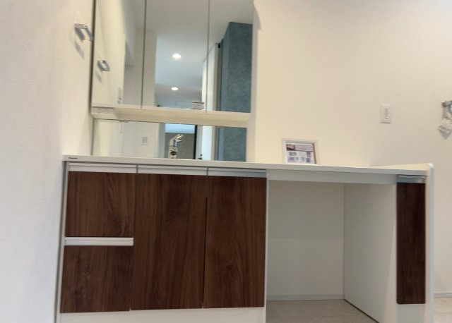 洗面化粧台では顔を洗ったり、身だしなみを整えることが本来の使い方ですが、用途によっては洗面化粧台に求められる機能が違ってくるため、ご自身や家族のライフスタイルに合ったものを選ぶことをおすすめ致します。